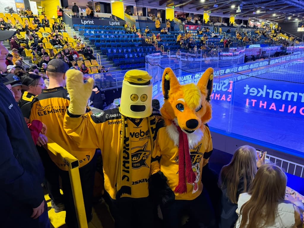 Stadin Bönde keltaisella ämpärillä SaiPa-areenalla