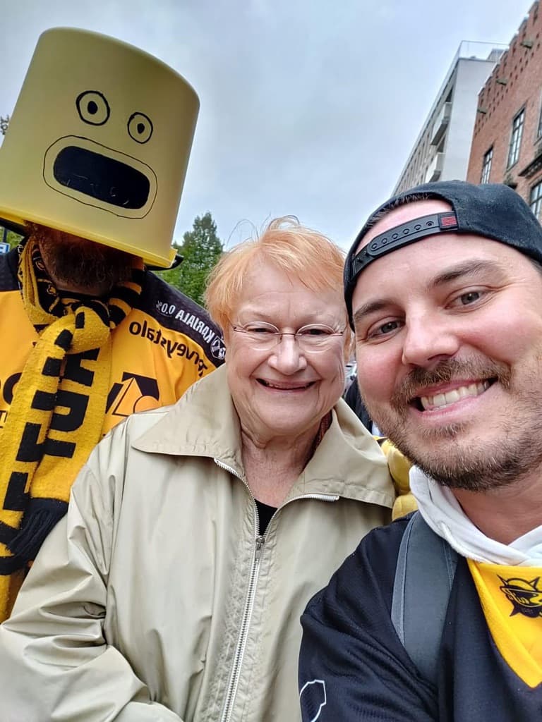 Stadin Bönde selfie ulkona keltaisella ämpärillä