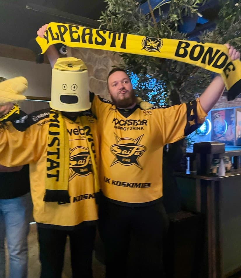 Stadin Bönde Ylpeästi Bönde -huivin kanssa