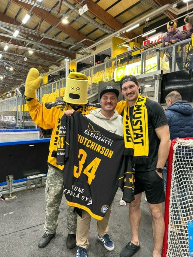 Stadin Bönde Hutchinson-paidan kanssa areenalla