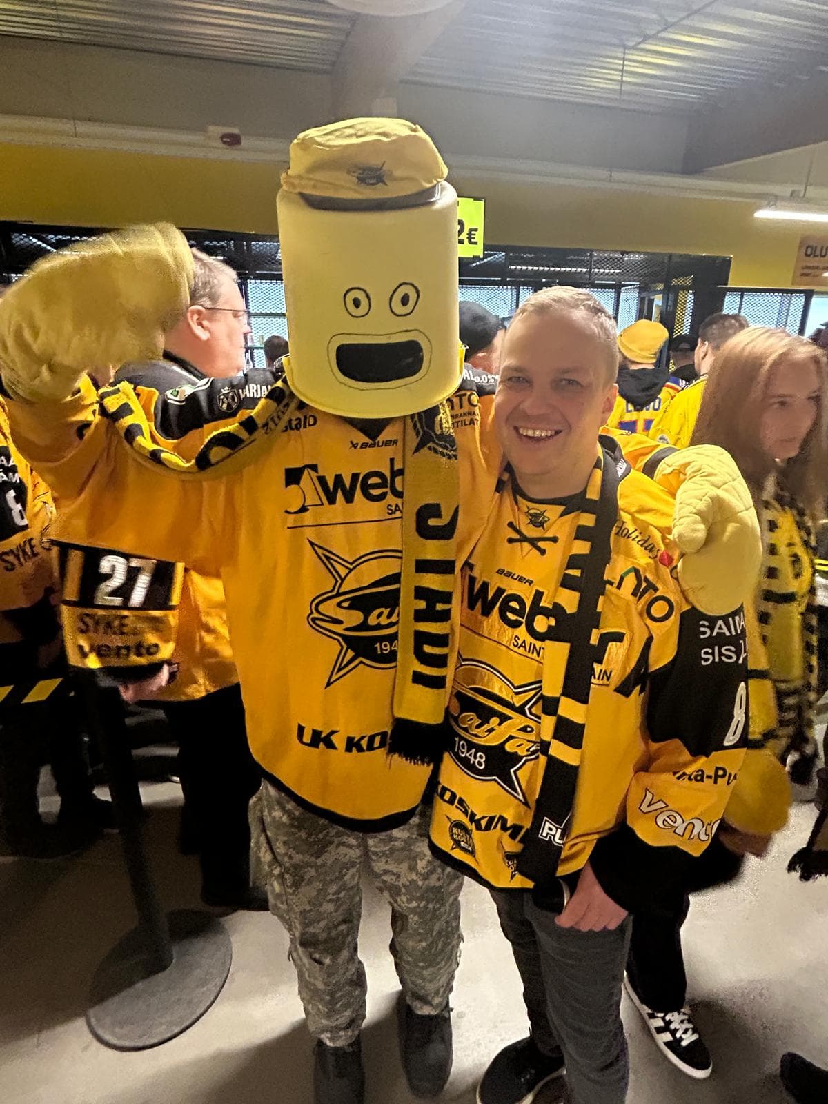 Stadin Bönde ja kannattaja keltaisissa SaiPa-paidoissa