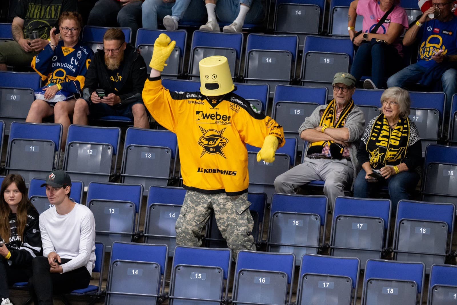Stadin Bönde katsomossa keltaisella ämpärillä
